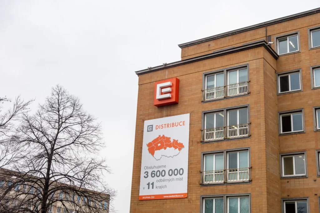 Budova společnosti ČEZ Distribuce s logem a velkou mapou Česk&eacute; republiky na fas&aacute;dě, zobrazuj&iacute;c&iacute; oblasti působnosti firmy.