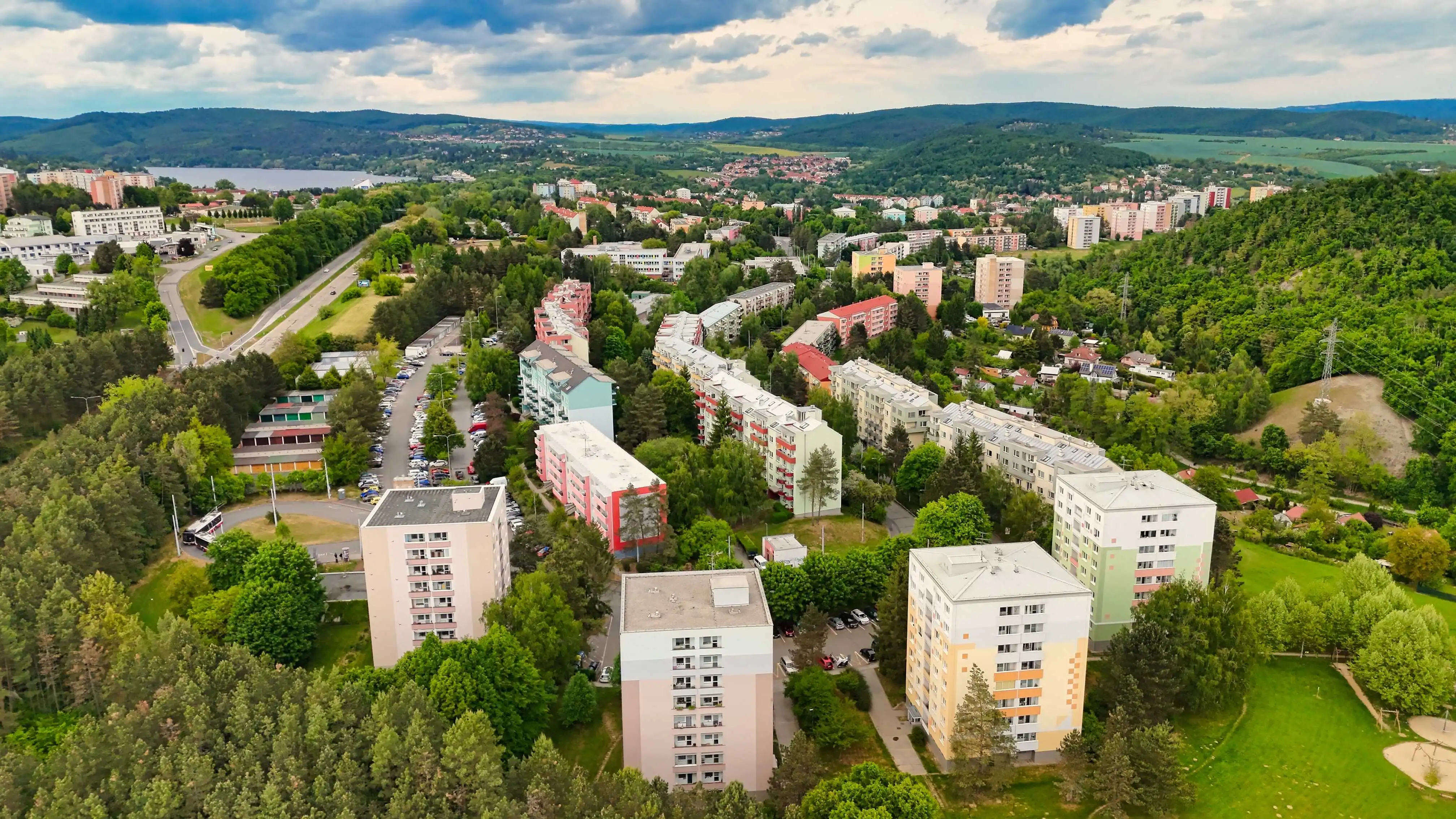 Platí, že je život ve městě dražší než na vesnici? Ne nutně – na vesnici totiž často potřebujete auto kvůli dojíždění za službami nebo do práce