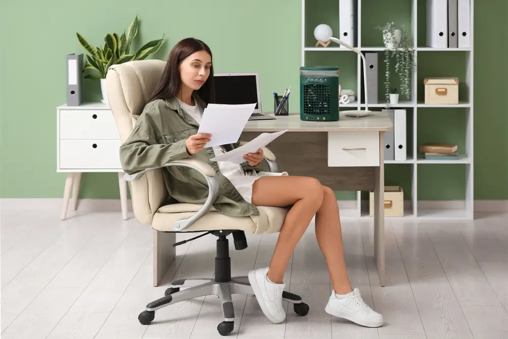 Mladá žena si vybírá zaměstnání