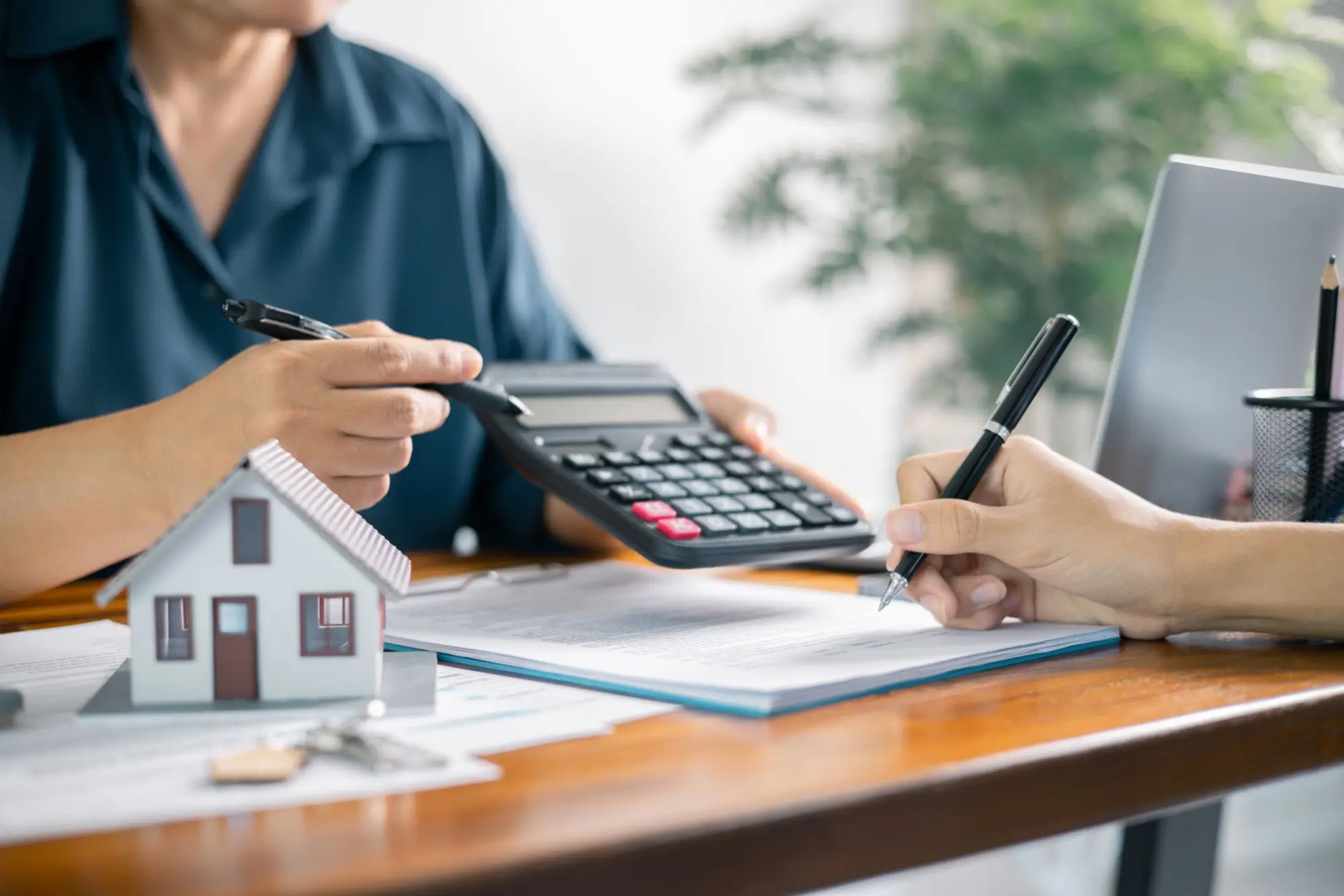 Nebankovní vs. bankovní půjčka: Banka si vás před půjčkou prověří, nebankovní společnost může nabídnout rychlé řešení, ale může přinést i mnohem větší problémy