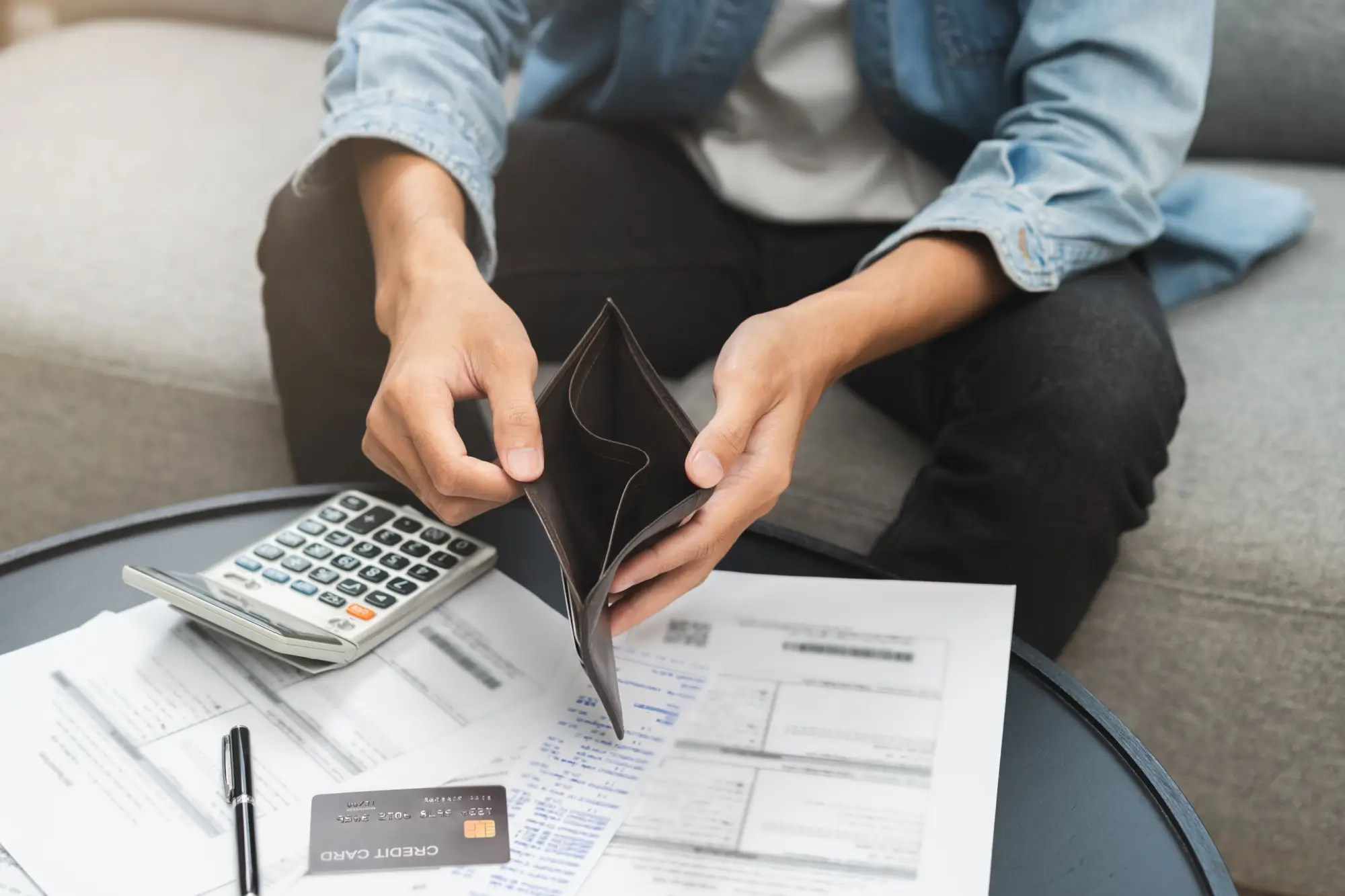 Mladý muž s prázdnou peněženkou.