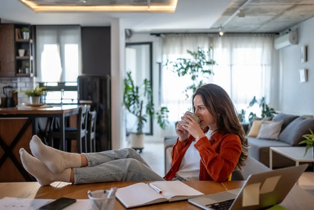 Žena pije u práce kafe