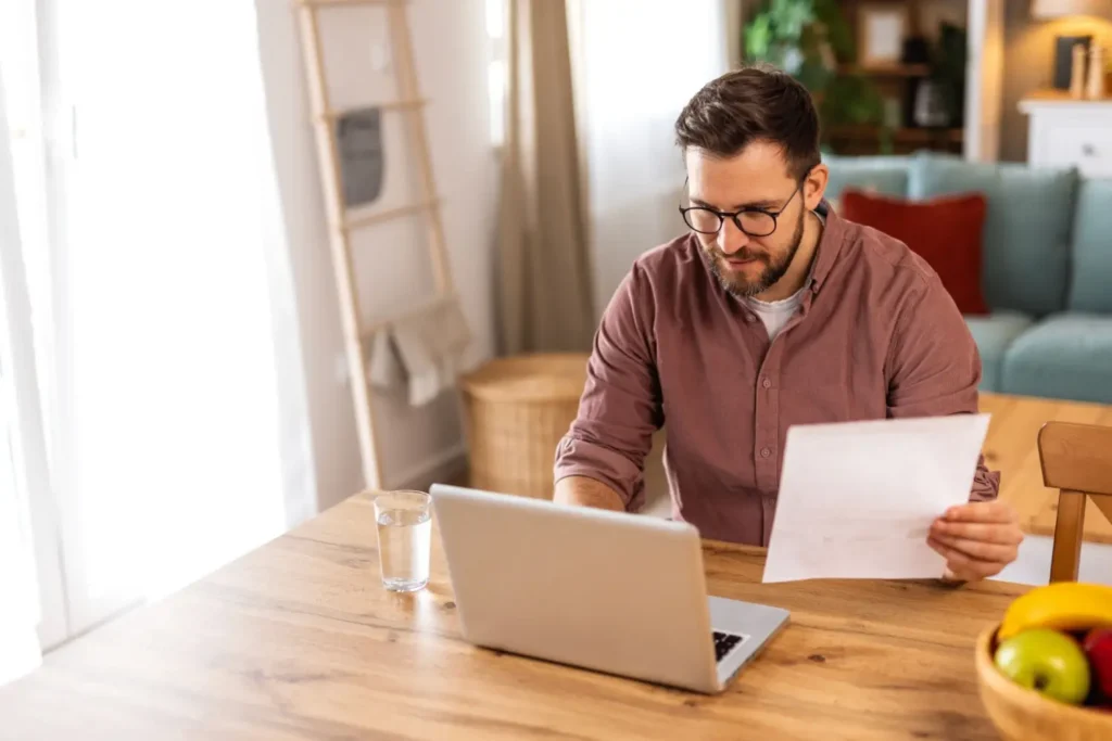 Muž pracuje z domova