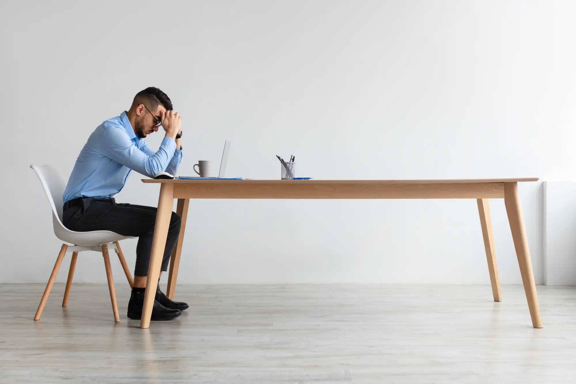 Muž sedí sám za stolem