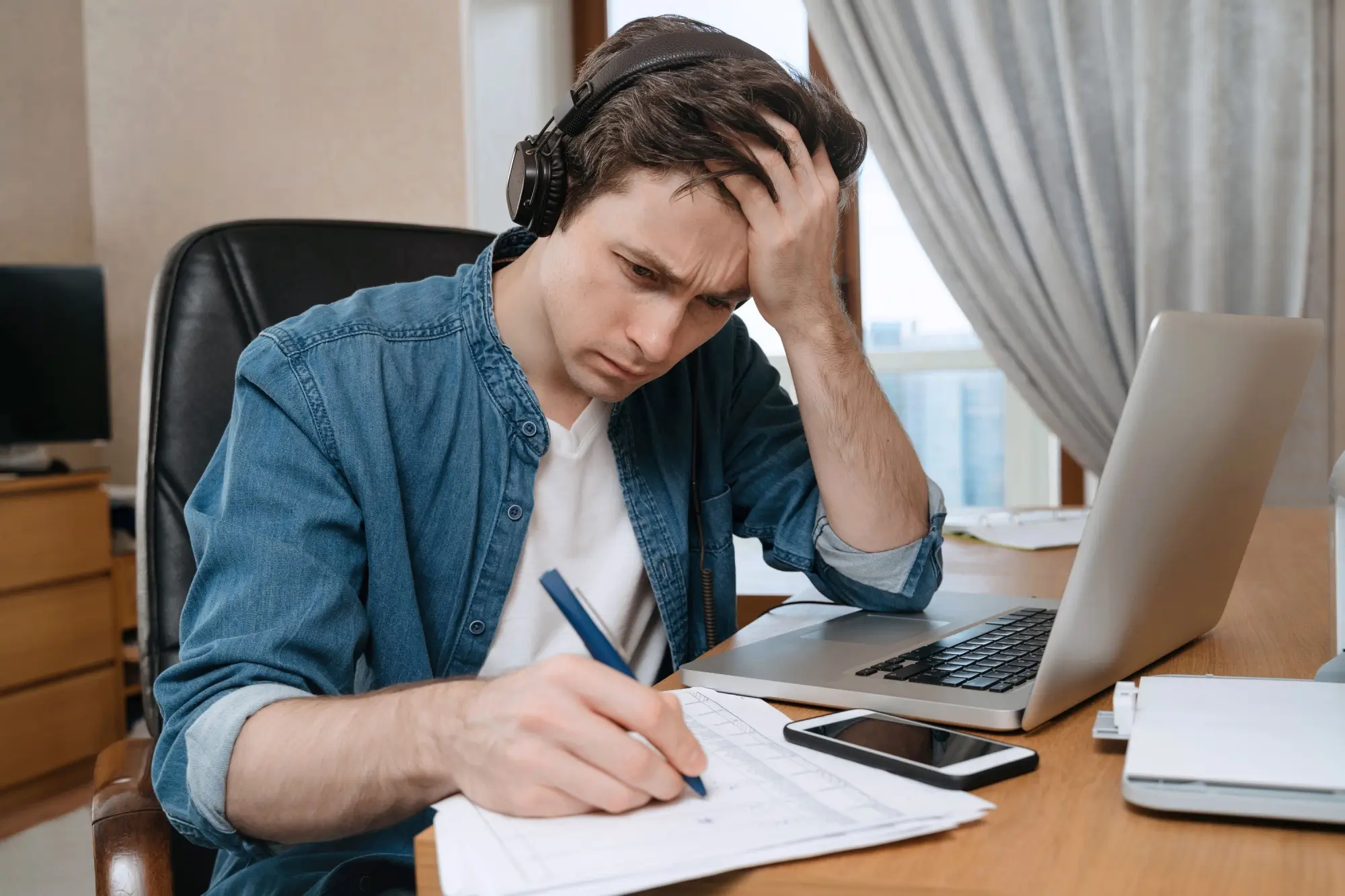 Muž sedí za počítačem