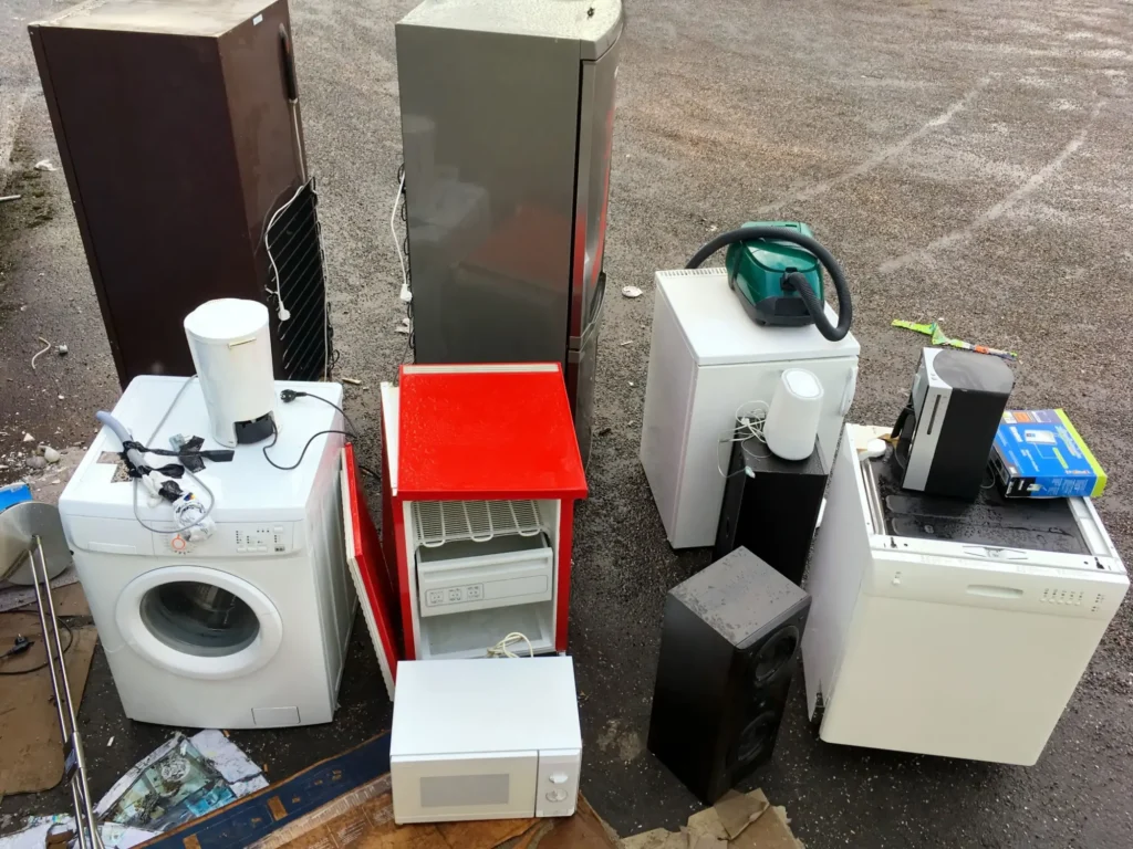 Dom&aacute;c&iacute; spotřebiče vyskl&aacute;dan&eacute; na chodn&iacute;ku