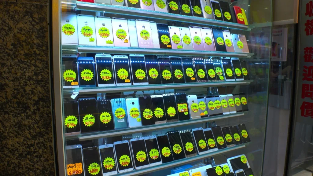 Mobily ve vitr&iacute;ně v bazaru