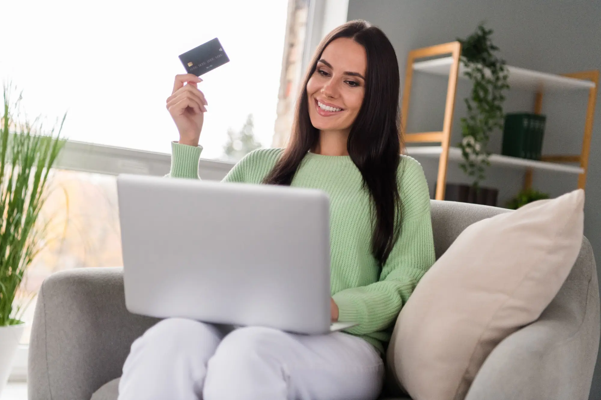 Proč při placení kartou utrácíme víc? K plastové kartičce máme menší vazbu než k bankovkám