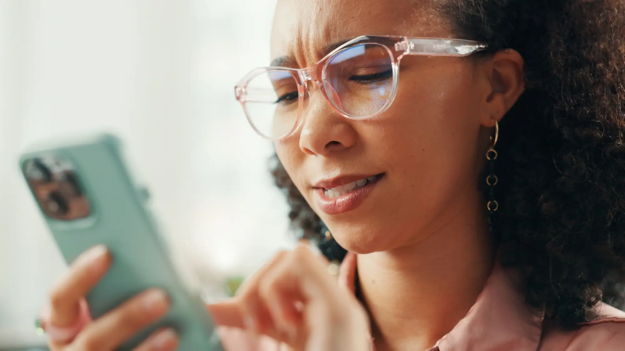 Skrytá past internetu: Falešné recenze vás oberou o spousty peněz. Dejte pozor, čemu věříte