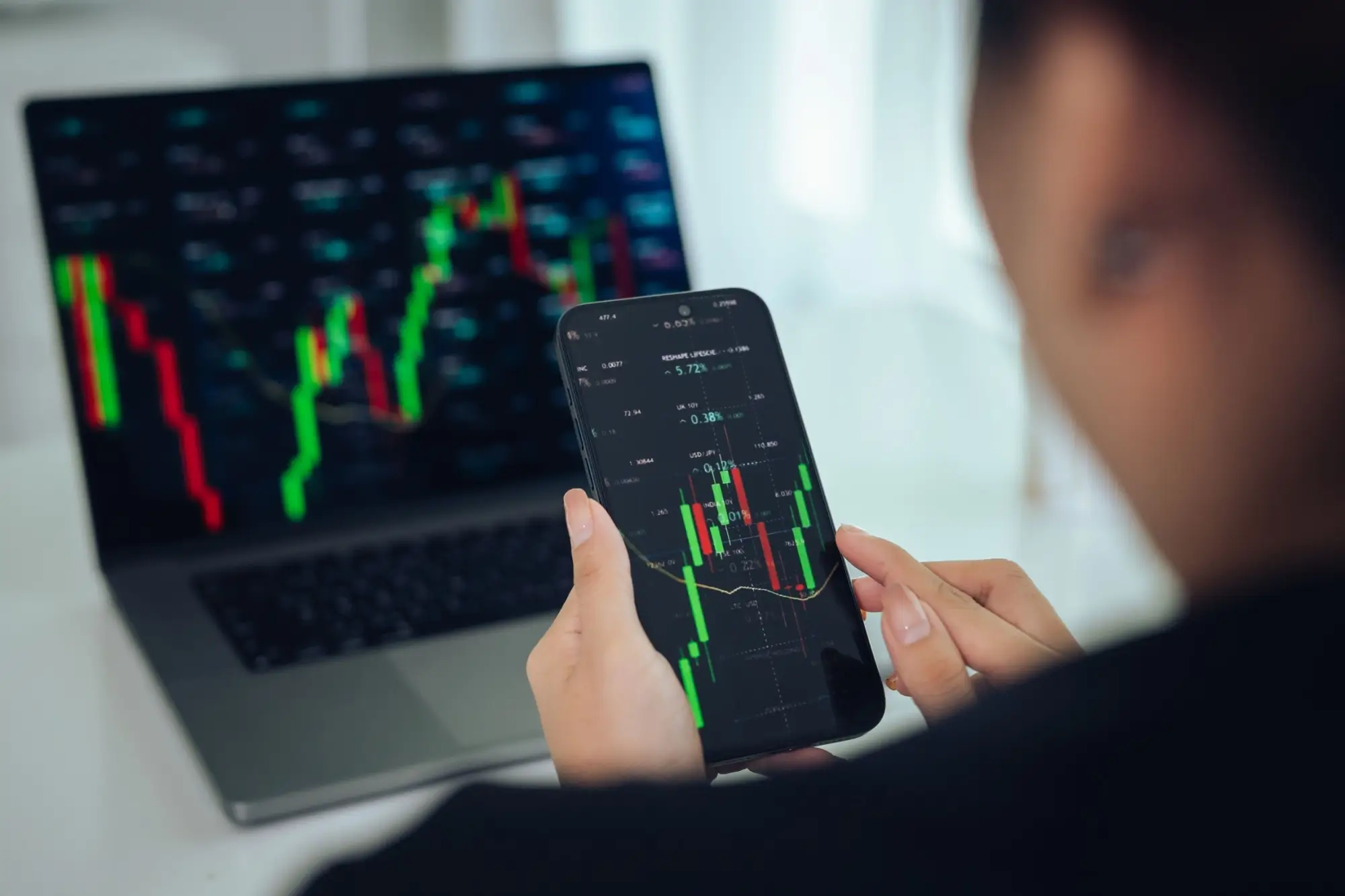 Konzultant analyzující situaci na burze.