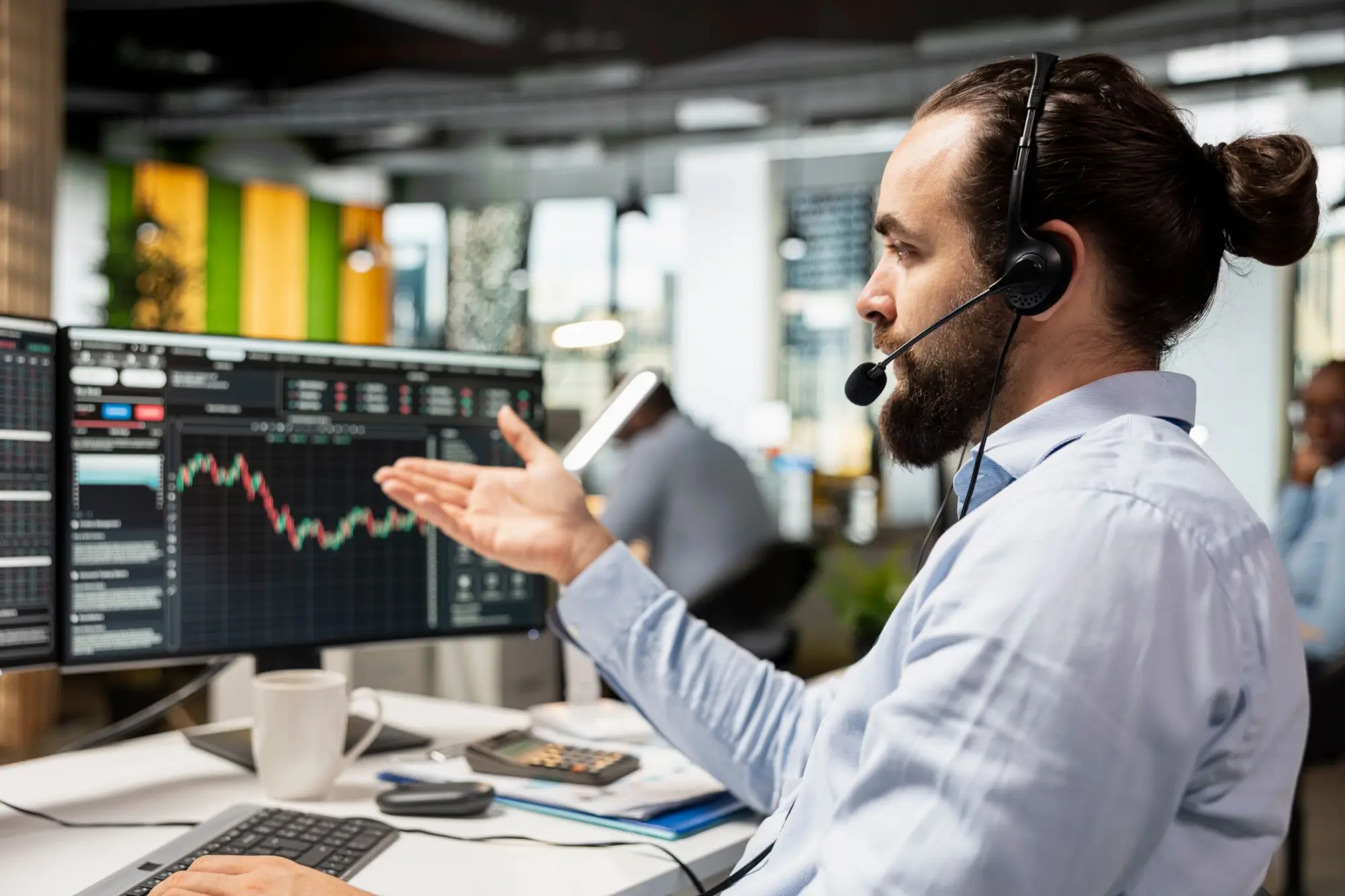 Profesionál vysvětluje pohyb na trzích.