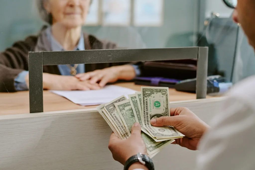 Vklad peněz na vlastn&iacute; &uacute;čet se nově prodraž&iacute;