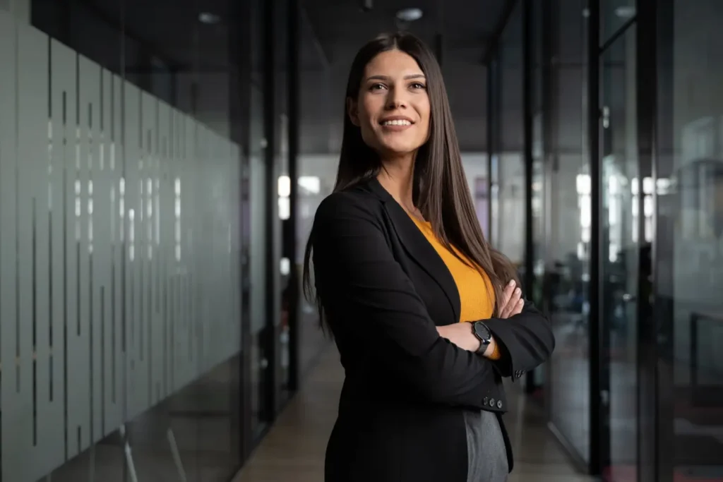 Usměvav&aacute; sebevědom&aacute; žena v kancel&aacute;ři