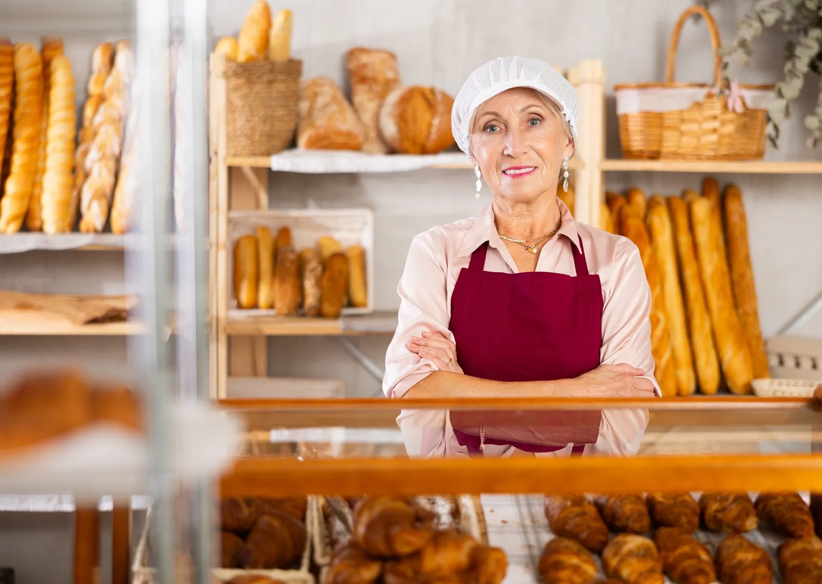 Evě je 86 let a našla si práci v supermarketu. Nic jiného jí nezbylo. Zoufalá důchodkyně je smutným zrcadlem celé české společnosti
