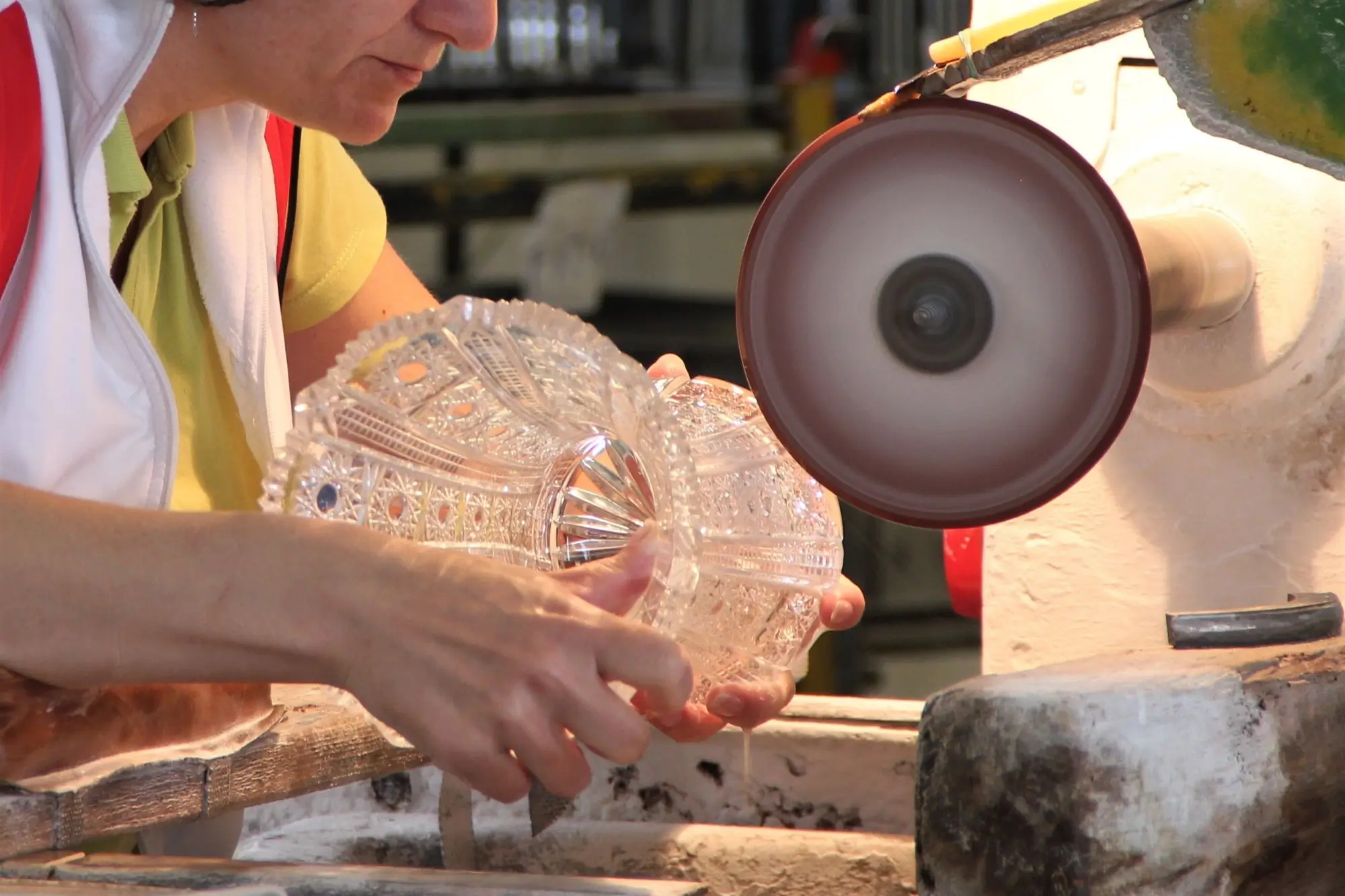 Žena brous&iacute; v&aacute;zu