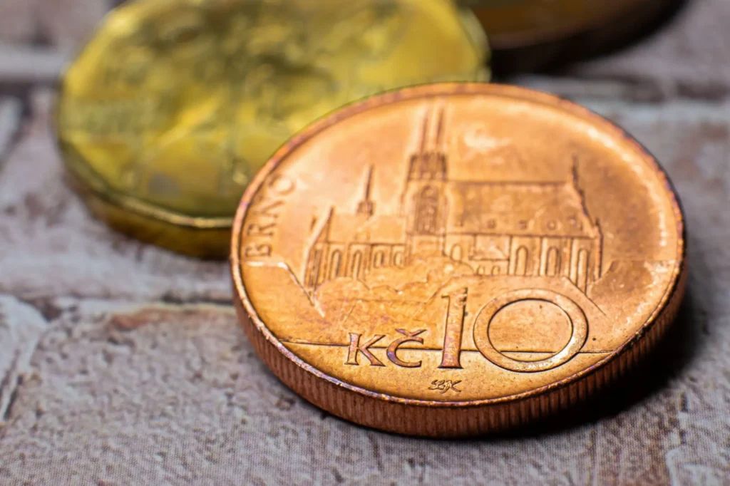 Desetikoruna a dvacetikoruna na stole