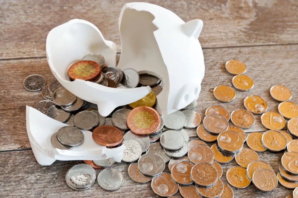 Rozbit&eacute; pras&aacute;tko pln&eacute; minc&iacute;