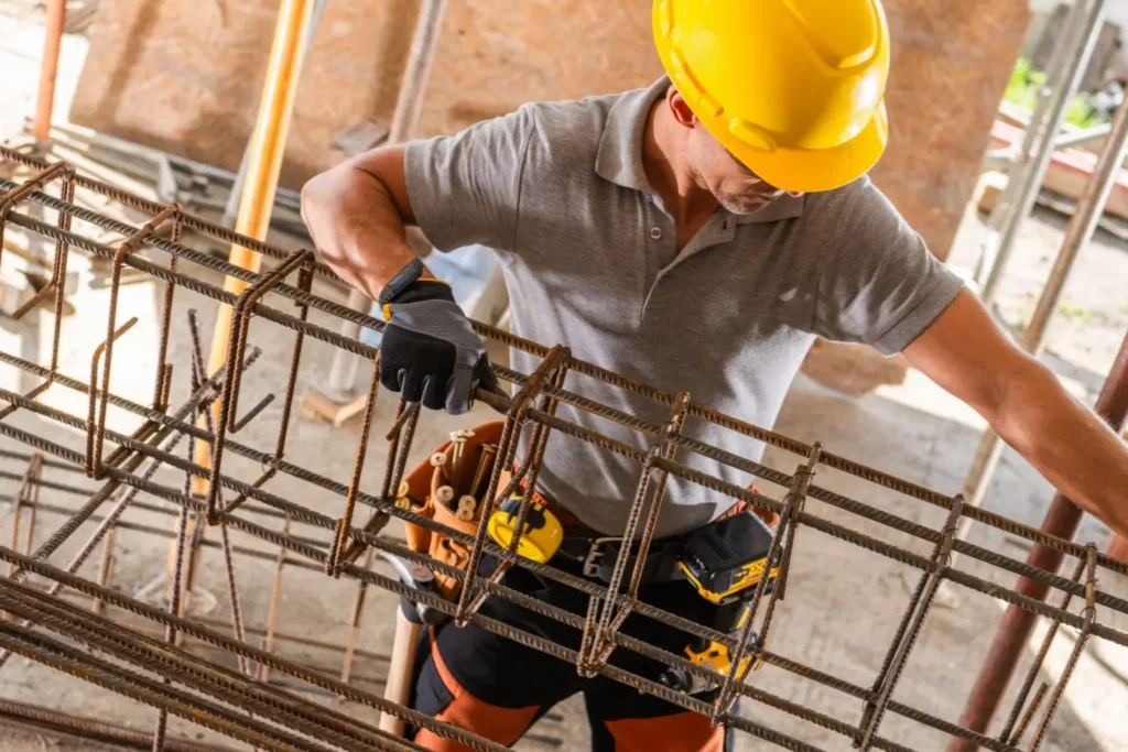 Zedn&iacute;k v ochrann&eacute; helmě a rukavic&iacute;ch připravuje ocelovou v&yacute;ztuž
