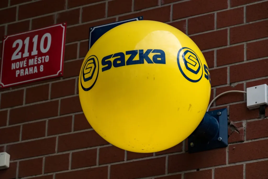 Kulatý poutač Sportky na zdi