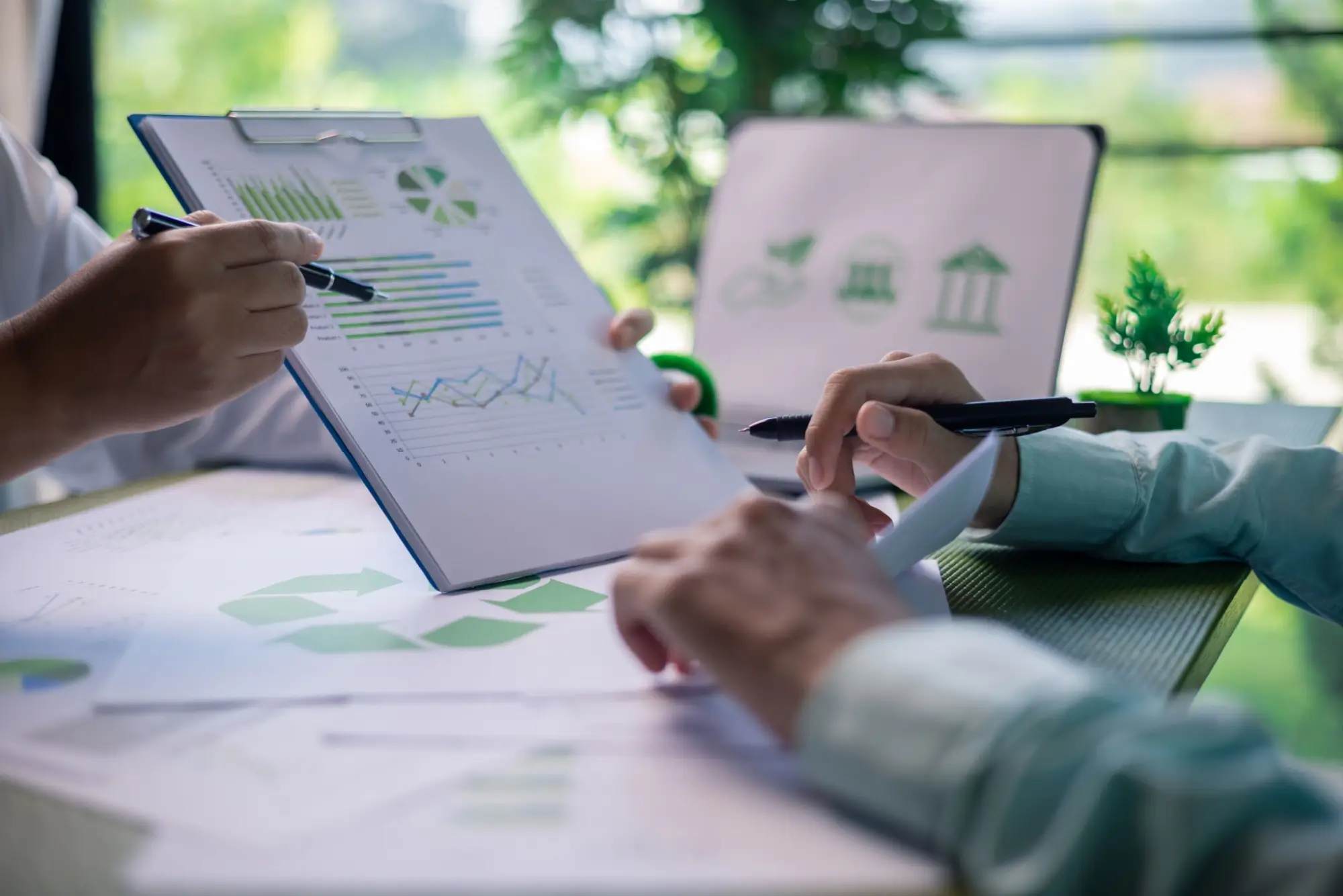 Úřednice demonstrující ušetření za energie.