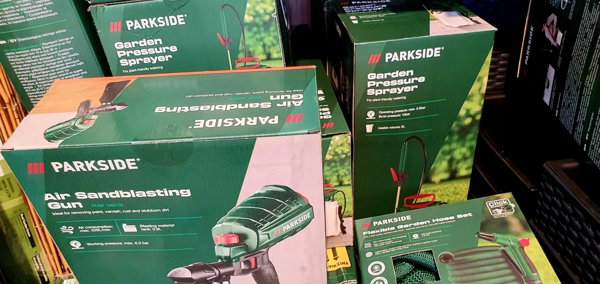 Lidl před deseti minutami zlevnil nářadí Parkside na historické minimum. Češi, co mají zahradu, berou všechno dvakrát