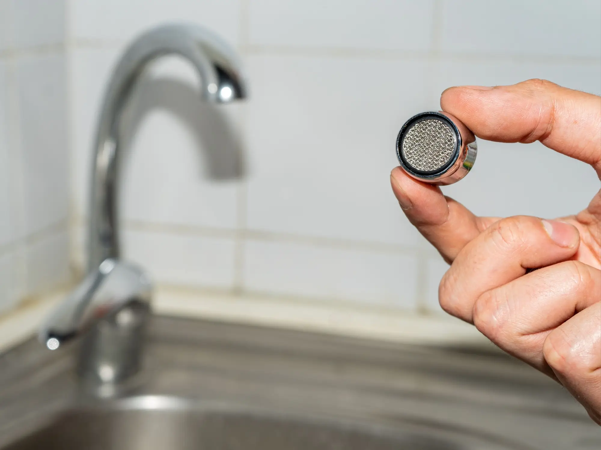 Instalatér s perlátorem.