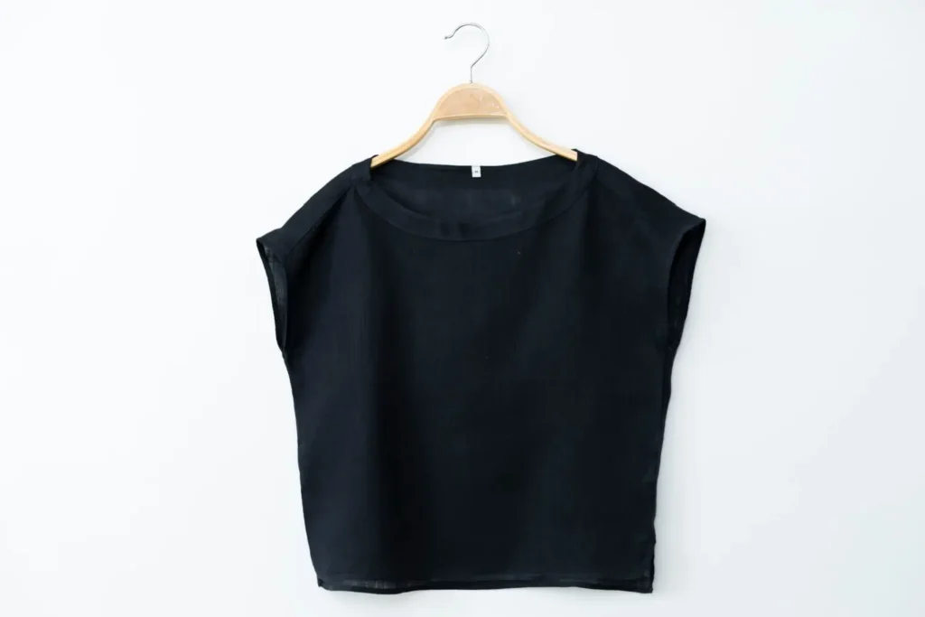 Jednoduchý černý top zavěšený na ramínku