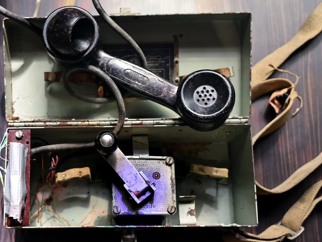 Starý polní telefon