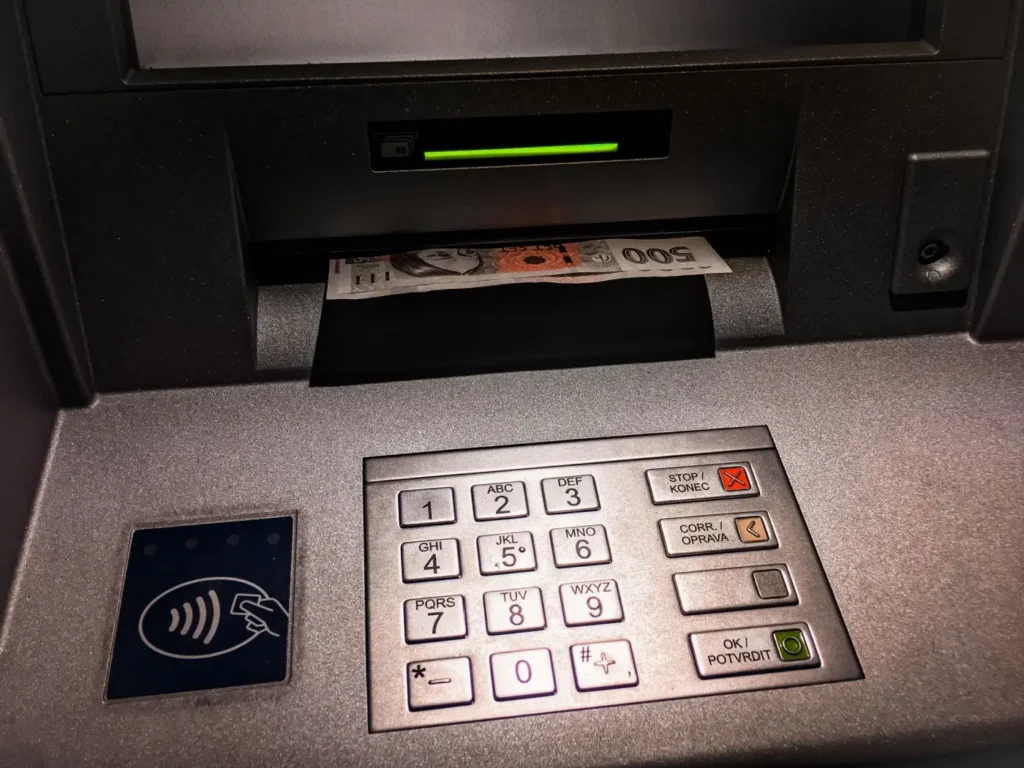Bankomat s vyjetou pětistovkou