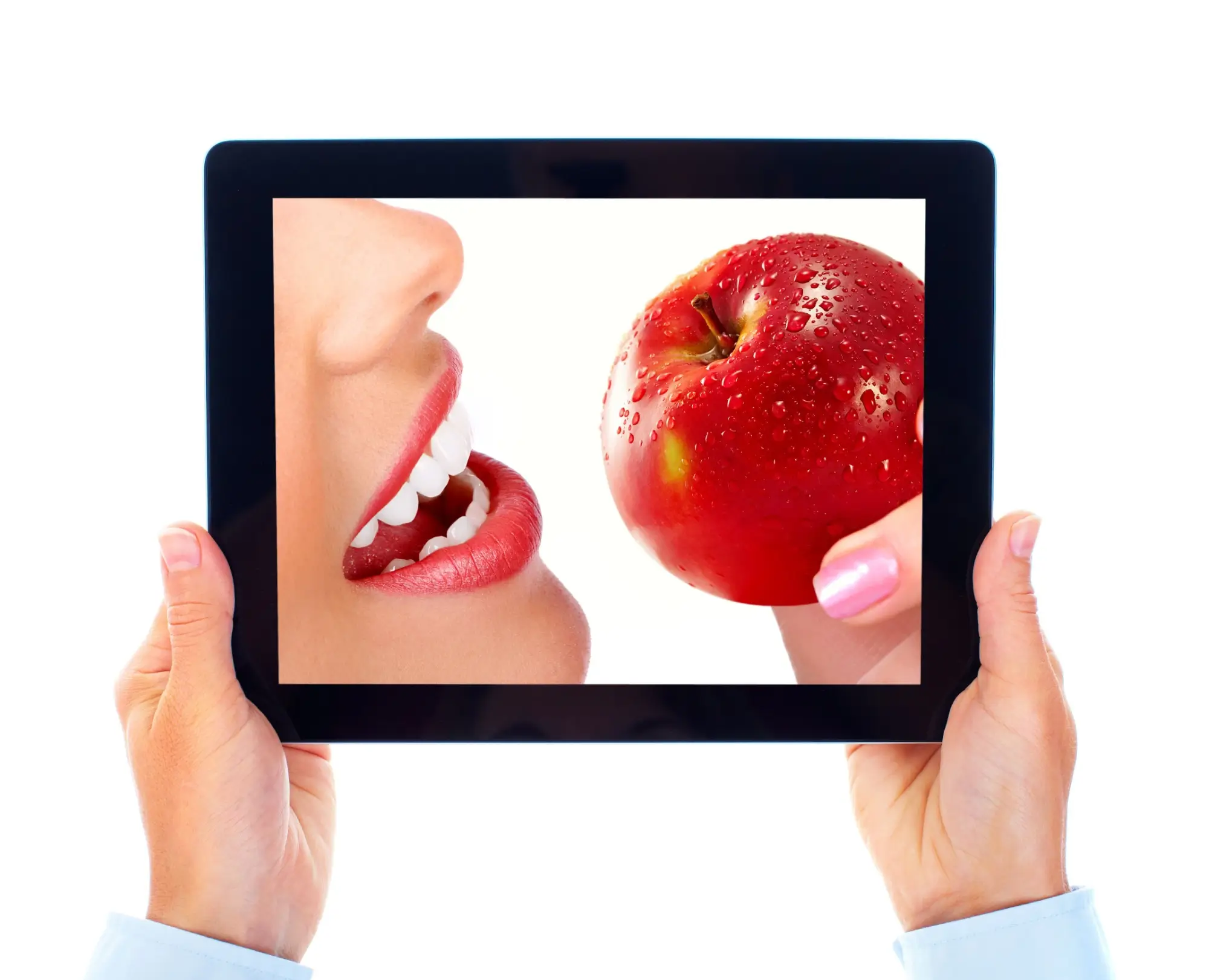 Krásný ženský chrup chystající se kousnout do jablka.