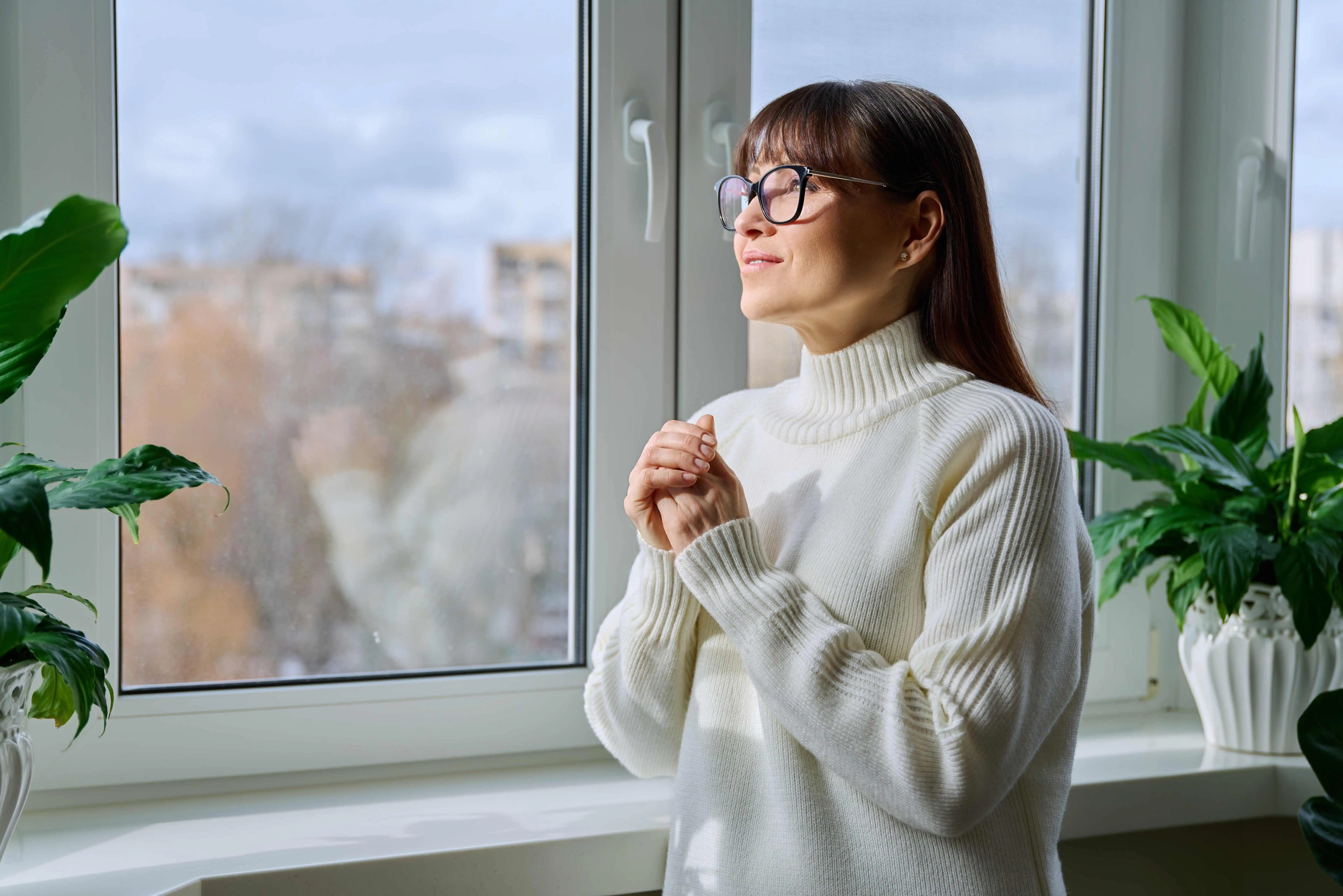 Toto je jediný správný způsob, jak seštelovat před zimou okna. Úspora 50 % a zvládne to i dítě. Všechno ostatní je špatně