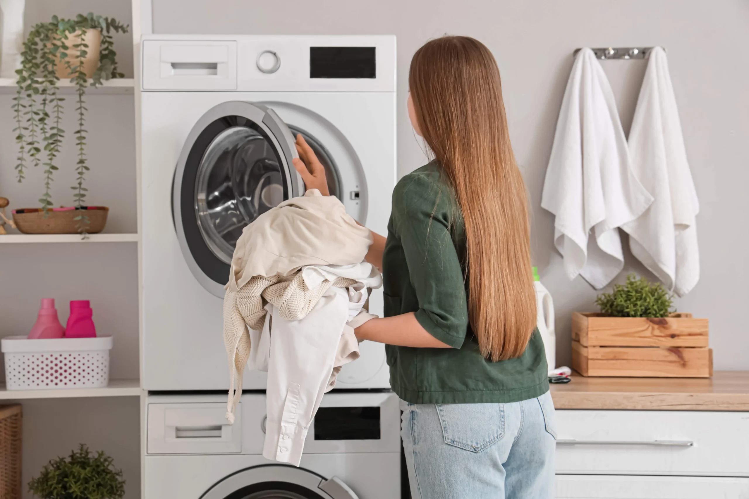 D&iacute;vka d&aacute;v&aacute; pr&aacute;dlo do pračky