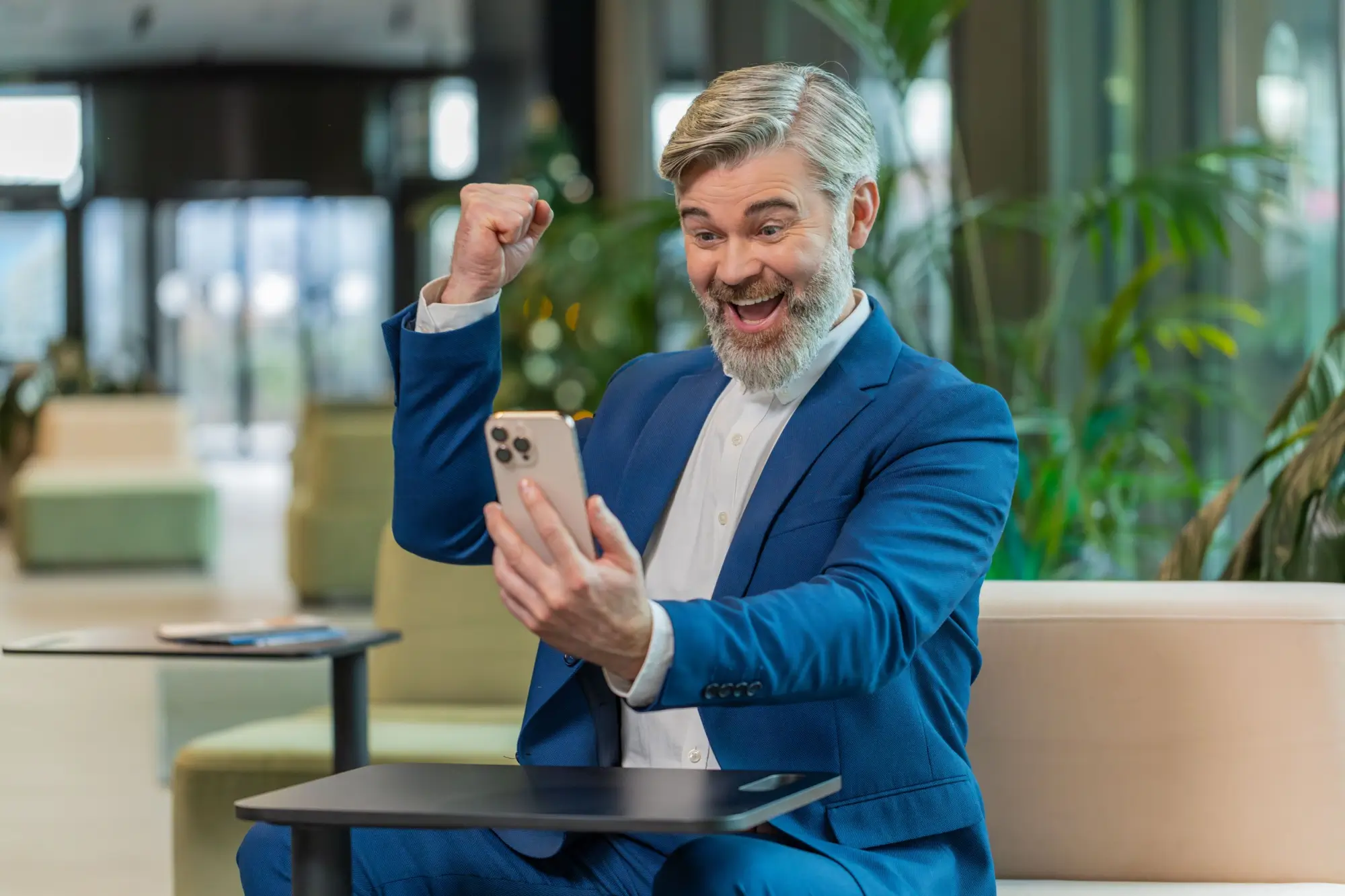 Muž radující se z vítězství v loterii.