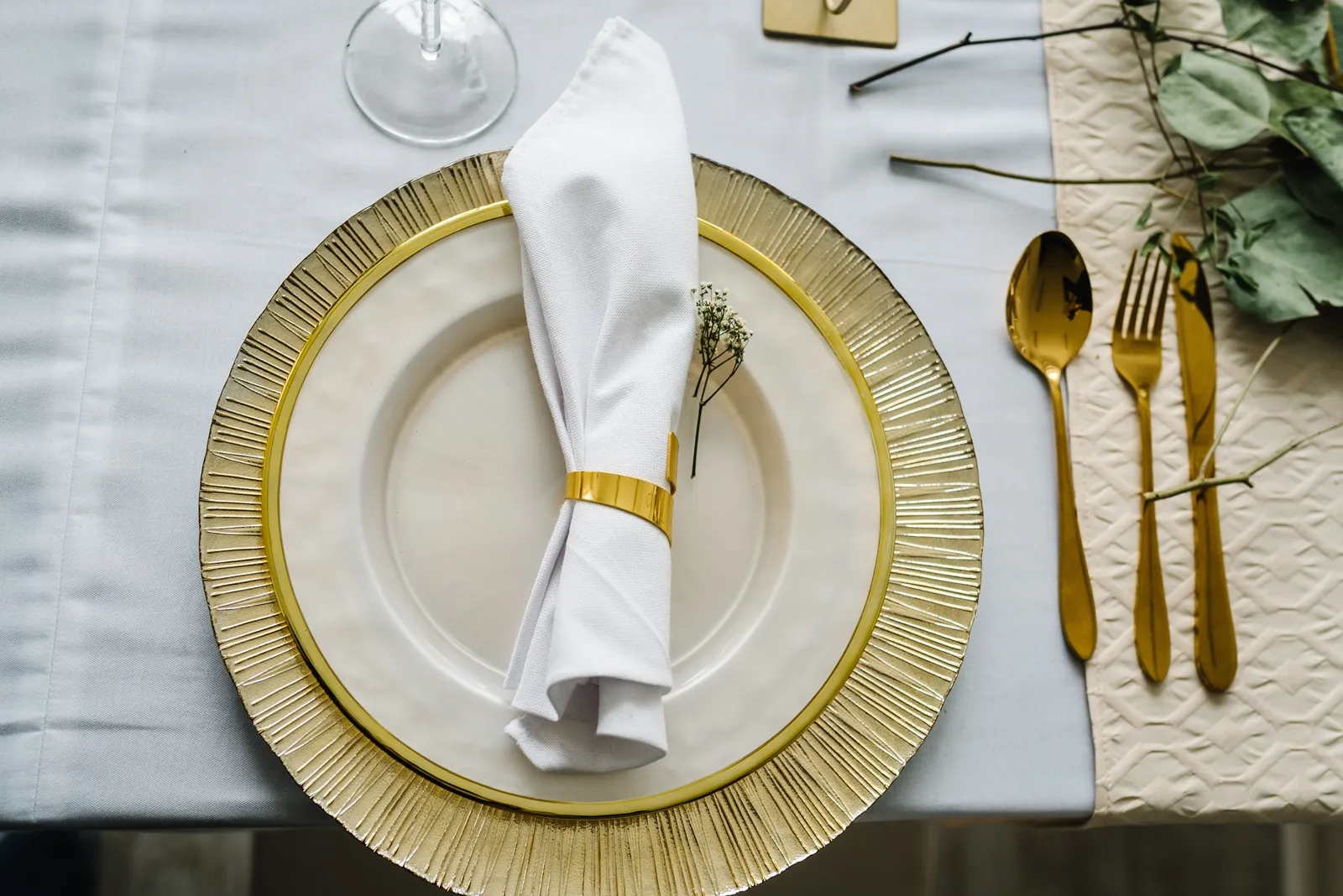 Tenhle pozlacený talířek měla doma každá česká babka. Teď ho prodáte nejméně za 20 000 Kč