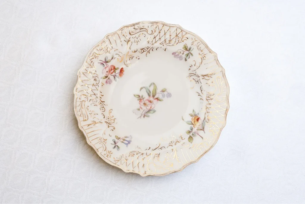 Pozlacen&yacute; retro tal&iacute;řek