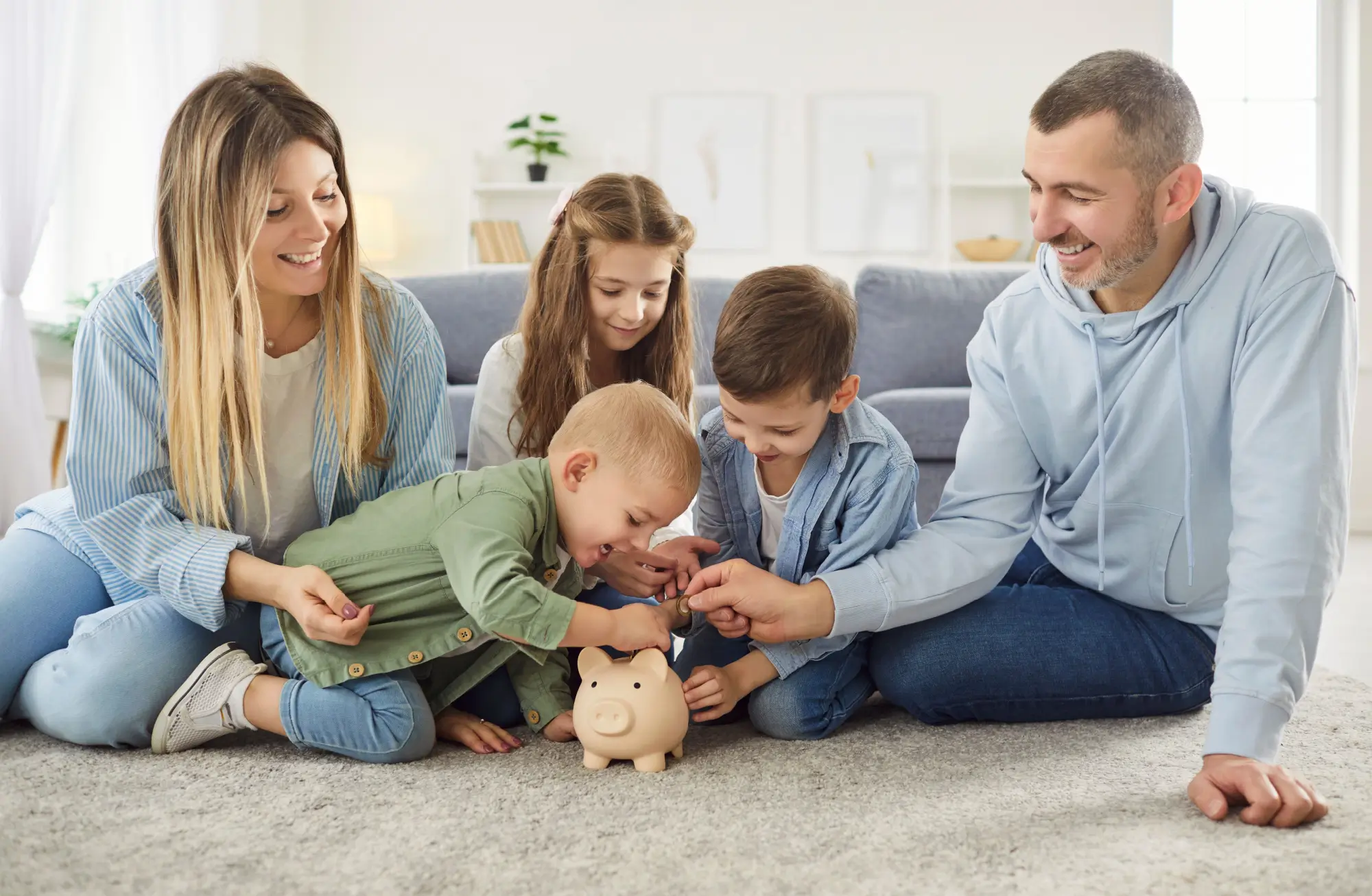 Nad Českem se stahují mračna. Rodiny by měly začít intenzivně šetřit, vyzývají bankovní experti