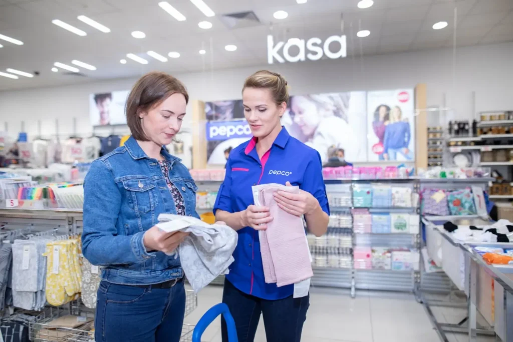 Zákaznice vybírá s prodavačkou