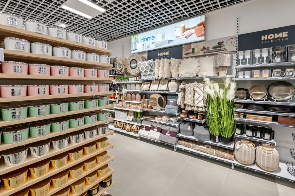 Ulička plná domácích potřeb a kuchyňských doplňků