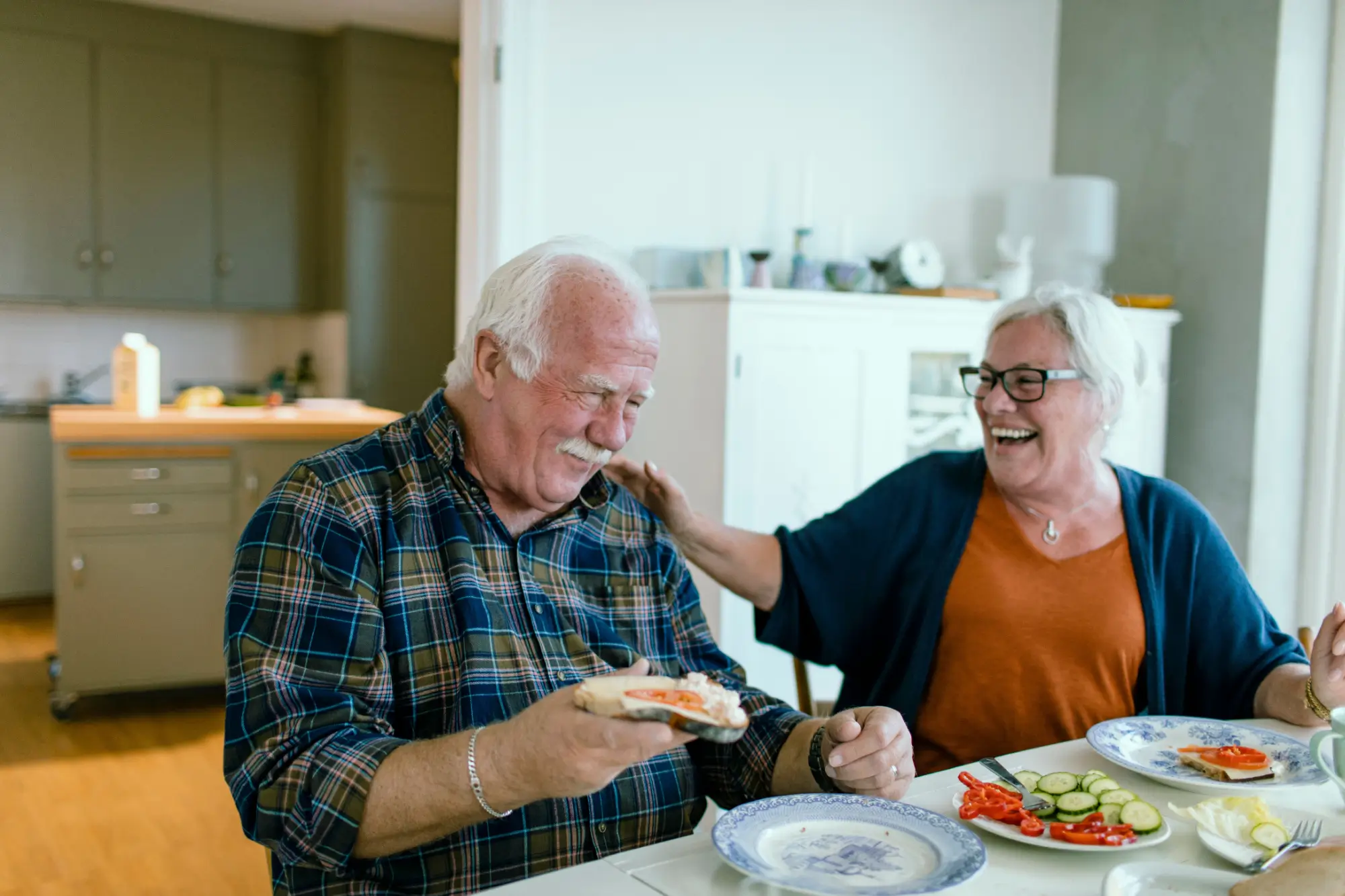 Obce zajišťují seniorům obědy o třech chodech za 60 Kč. Stačí se prokázat občankou