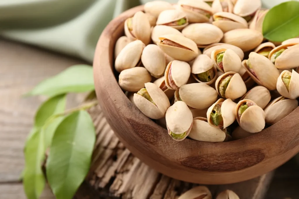Pistácie v dřevěné misce
