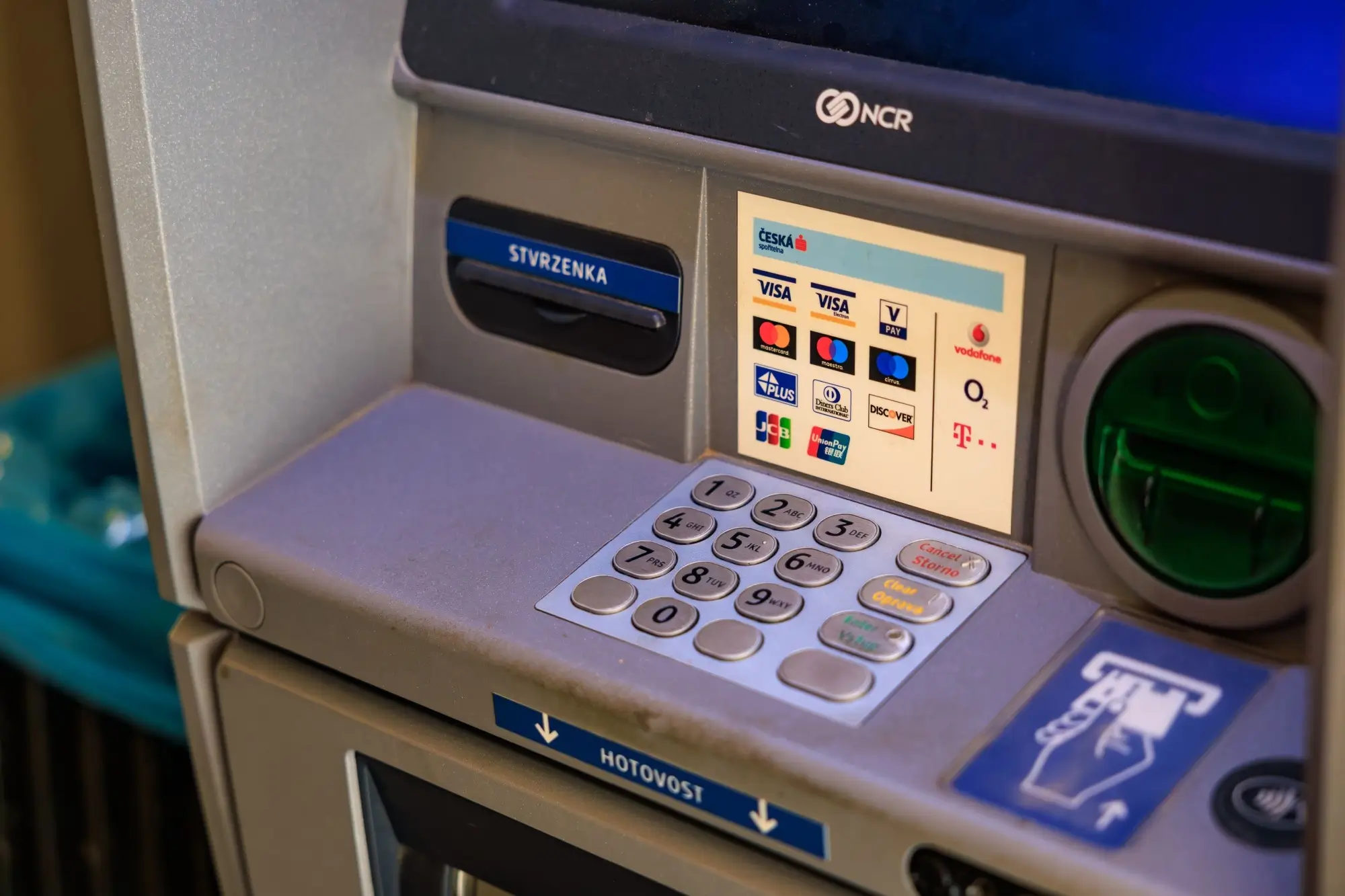 Kdy použít u bankomatu červené tlačítko. V jeden moment vás může zachránit