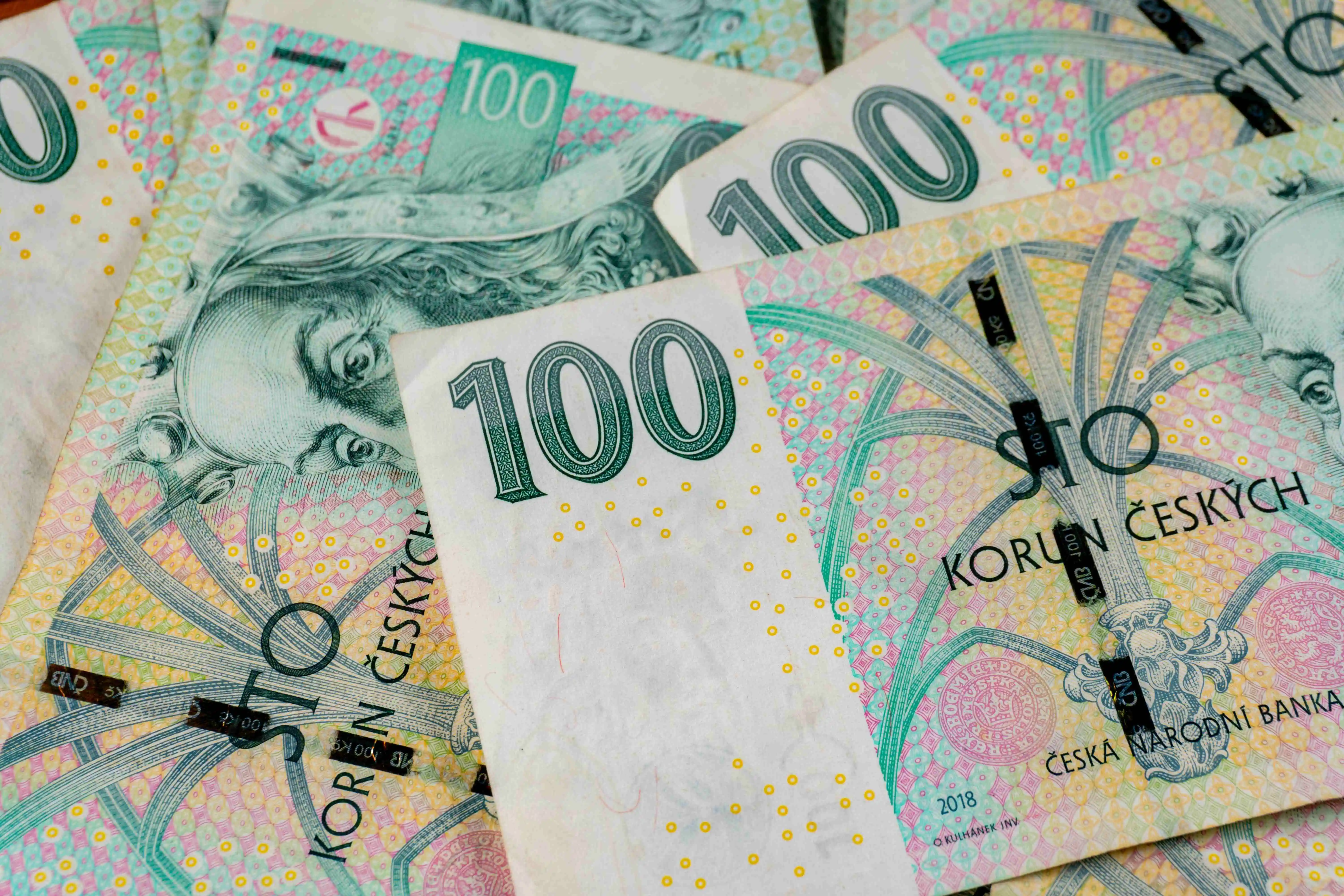 Policie varuje: Takhle vypadá falešná stokorunová bankovka. Můžete ji dostat v tržnici nebo u stánku