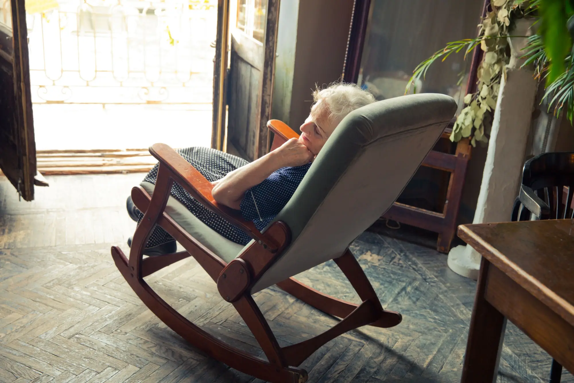 Na toto staré křeslo padá doma prach spoustě důchodců. Netuší, že má cenu nového auta