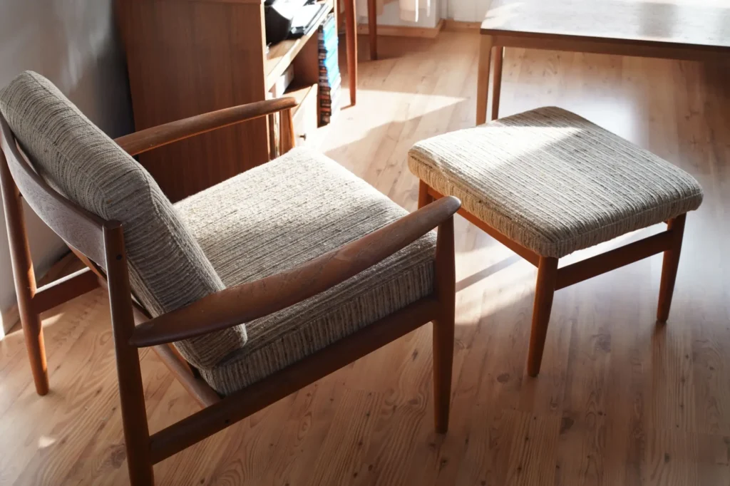 Set křesla a podnožky