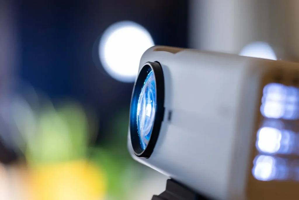 Detail modern&iacute;ho mini projektoru s rozsv&iacute;cenou čočkou