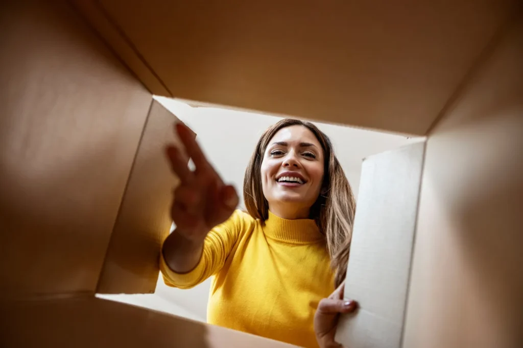 Žena rozbaluj&iacute;c&iacute; krabici
