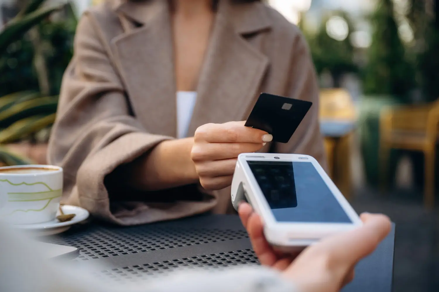 Platební karty do 3 let zmizí z Česka. Nahradí je geniální vychytávka, která usnadní život všem