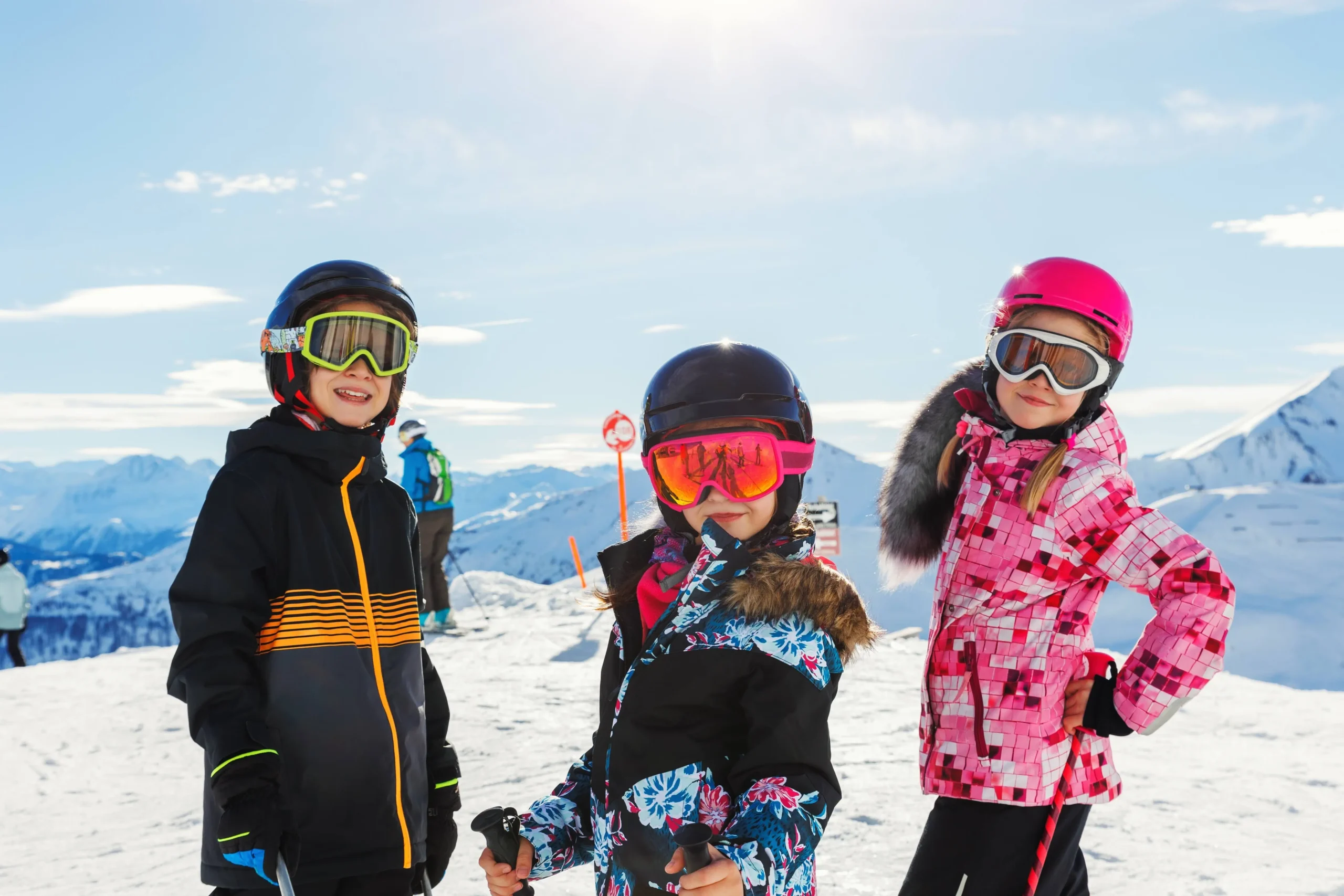 Tři děti na horách v zimě