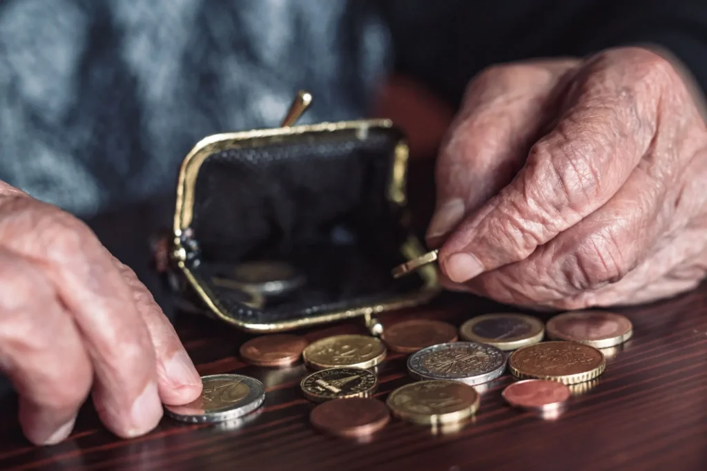 Mnoho seniorů uvízlo v pasti paragrafů. 