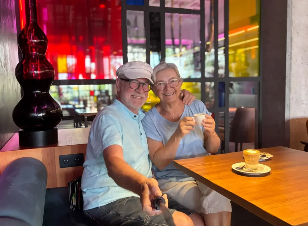 Star&scaron;&iacute; p&aacute;r si vychutn&aacute;v&aacute; k&aacute;vu v kav&aacute;rně